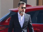 Foto: José Luis Cabrera, novio de Sara Carbonero, al lado de la periodista tras la muerte de su madre