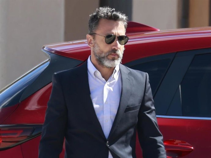 José Luis Cabrera, novio de Sara Carbonero, a su llegada al velatorio de Goyi Arévalo