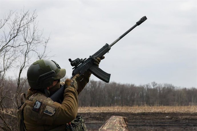 Un miembro de las Fuerzas Armadas rusas supervisa el vuelo de un dron  