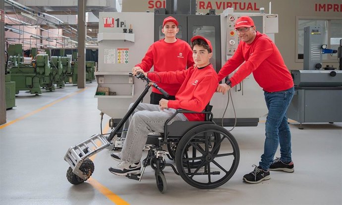 Estudiantes del centro de FP Salesians Sarrià muestran el prototipo Wheelchail Gokit