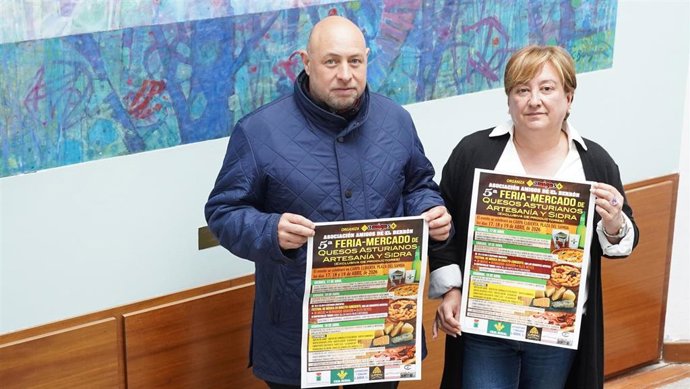 La concejala  de Festejos de Siero, Ana Nosti, junto al presidente de la Asociación Amigos de El Berrón, Jairo Junco.