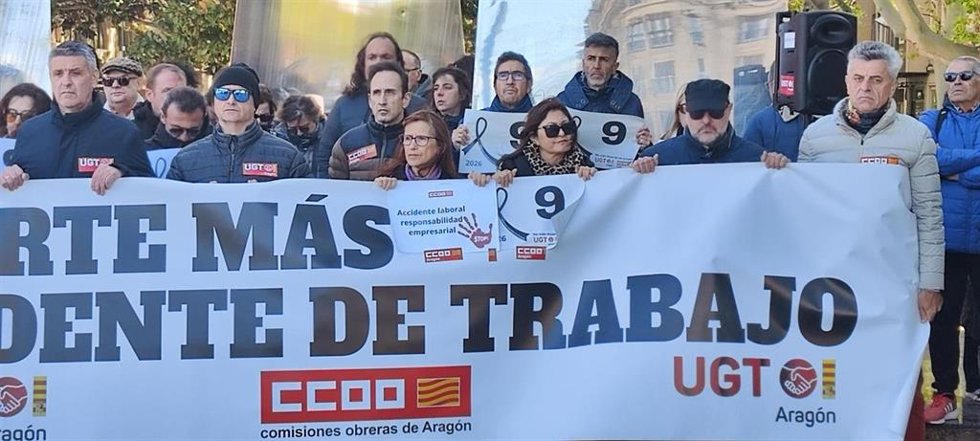 Concentración de UGT y CCOO Aragón este lunes en el Monumento a la COnsitución de Zaragoza para condenar el nuevo accidente mortal en el trabajo ocurrido en Aragón.