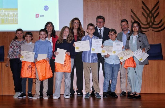 El delegado territorial de Desarrollo Educativo y Formación Profesional, Universidad, Investigación e Innovación en Cádiz, José Ángel Aparicio, junto al alumnado premiador en las Olimpiadas Matemáticas SAEM Thales en Cádiz