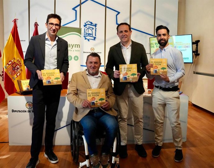 Archivo - El director de Betweien, Narciso Moreira; el director de Aspaym CyL, Fran Sardón; el presidente de la Diputación, Conrado Íscar, y el delegado de Aspaym en Valladolid y protagonista del libro, Víctor Núñez, en la presentación de 'El rugido de Ti