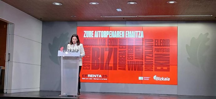 La diputada de Hacienda y Finanzas, Itxaso Berrojalbiz, presenta la campaña de la Renta25 en Bizkaia.