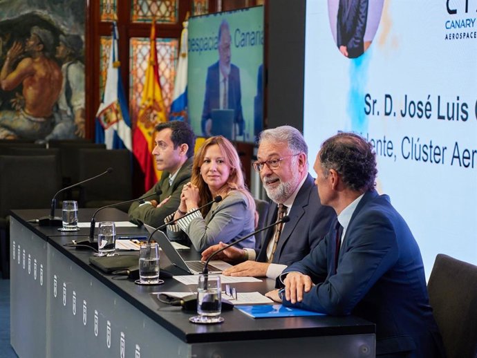 La presidenta del Cabildo de Tenerife, Rosa Dávila (c), en la presentación del congreso internacional aeroespacial que se celebrará en diciembre en Tenerife