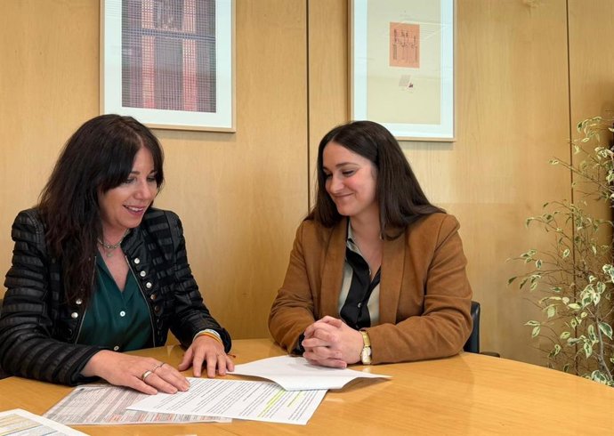 La diputada provincial de Transformación Digital de Granada, Mónica Castillo de la Rica, junto a la portavoz del equipo de gobierno, María Vera (de izquierda a derecha).