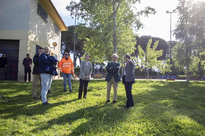El presidente de la Diputación de Córdoba, Salvador Fuentes, en la visita a la obra del albergue juvenil de Cerro Muriano en Córdoba.