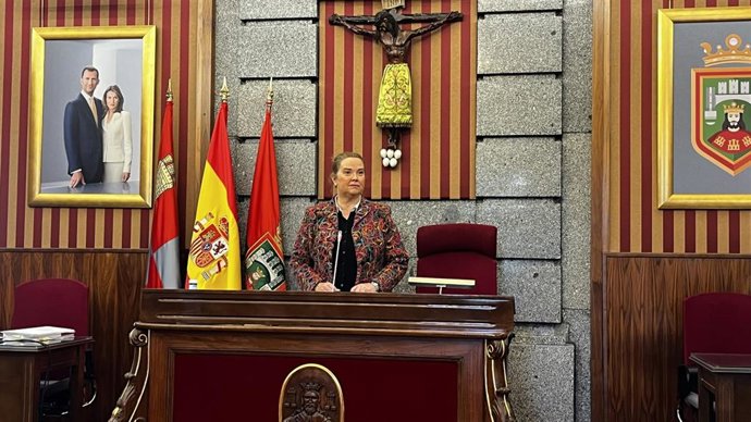 La alcaldesa de Burgos, Cristina Ayala, al inicio del Pleno.