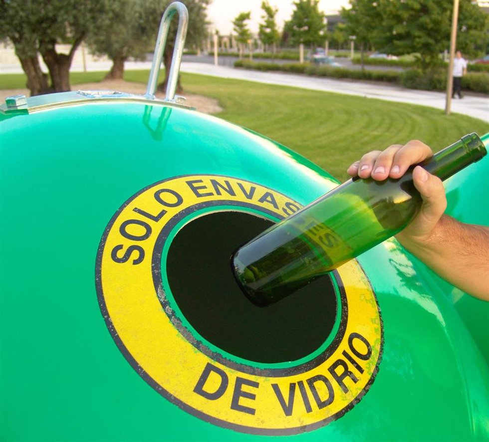 Archivo - Contenedor de vidrio, reciclaje, envase