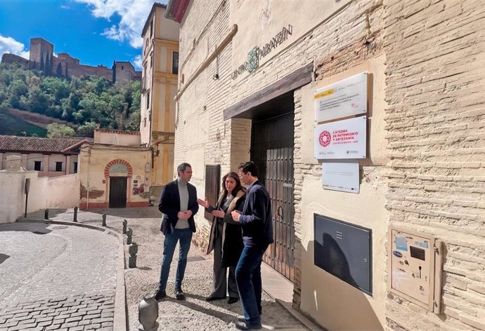 Los socialistas Eduardo Castillo, Paco Cuenca y Raquel Ruz en la sede del Centro Albaicín.