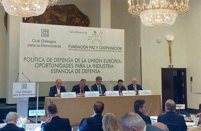 El jefe de Unidad Defensa y Preparación en la Secretaría General de la Comisión Europea, Diego de Ojeda, en el desayuno informativo 'Política de defensa de la Unión Europea',  del Club Diálogos para la Democracia, a 13 de abril de 2026, en Madrid (España)