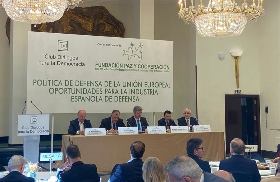 El jefe de Unidad Defensa y Preparación en la Secretaría General de la Comisión Europea, Diego de Ojeda, en el desayuno informativo 'Política de defensa de la Unión Europea', del Club Diálogos para la Democracia, a 13 de abril de 2026, en Madrid (España)