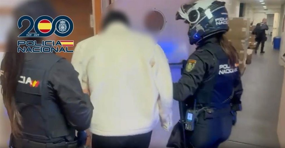 La Policía Nacional detiene en Alicante a un hombre en busca y captura por maltrato y por apuñalar a los padres de su expareja en Málaga.