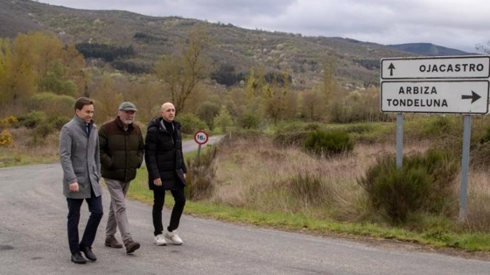 El consejero de Política Local, Daniel Osés, acompañado del director general de Lucha contra la Despoblación, Óscar León, visita, en Ojacastro, una actuación de mejora del tránsito entre las aldeas