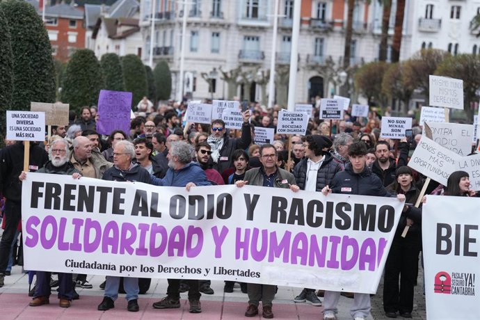 Archivo - Manifestantes portan pancarta con lema 'Frente al odio y racismo, solidaridad y humanidad' durante una manifestación a favor de la construcción de un centro de acogida de menores extranjeros, a 7 de marzo de 2026,  en Castro Urdiales, Cantabria 
