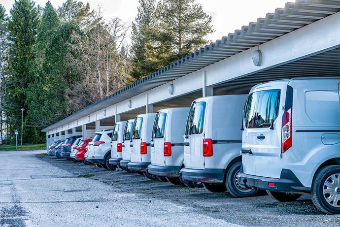 Archivo - Vehículos eficientes no eléctricos.