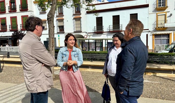 La candidata del PSOE Verónica Pérez, con dirigentes socialistas en una visita a Carmona para abordar la situación sanitaria.