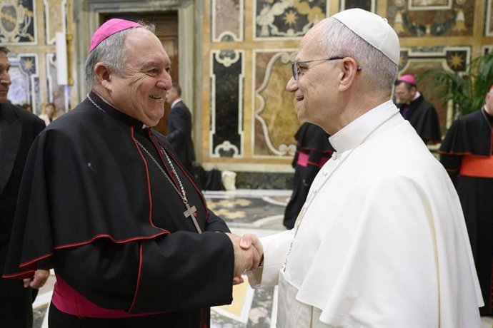 Archivo - El obispo de la Diócesis de Canarias, José Mazuelos, y el Papa León XIV