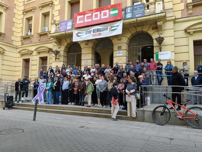 Concentración de CCOO Córdoba en su sede en repulsa por la violencia machista y en honor de la mujer de 64 años asesinada presuntamente por su expareja en el barrio cordobés de Fuensanta el 13 de abril de 2026.