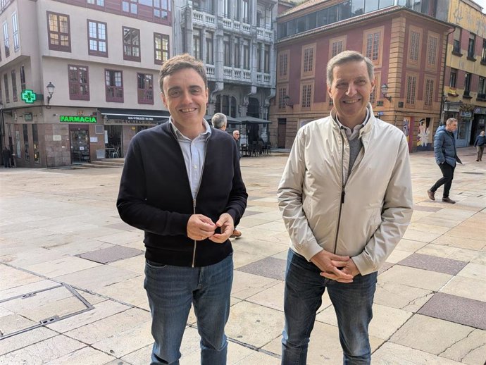 Los concejales del PSOE de Oviedo Javier Ballina y Carlos Fernández Llaneza (Portavoz).