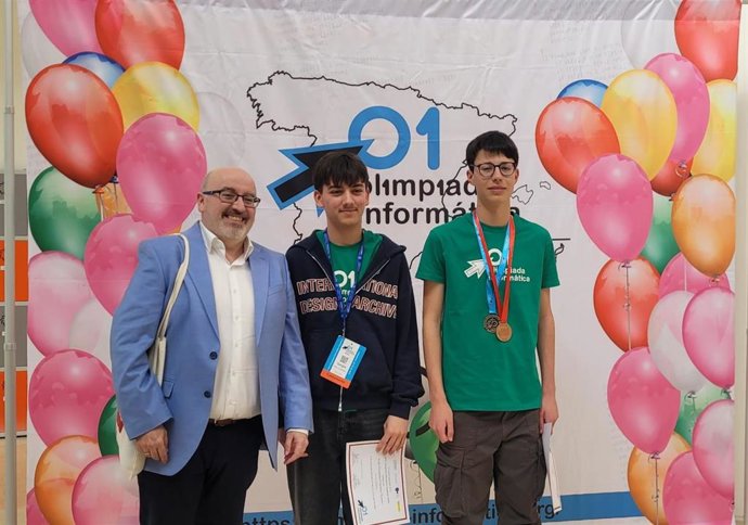 José García Fanjul, decano del COIIPA, Sergio Fernández-Combarro y Jaime Martínez Torrente.
