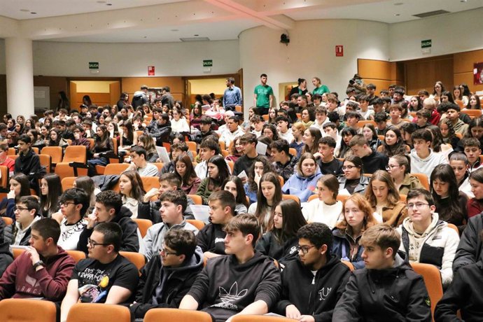 Numerosos estudiantes asisten en el Campus de Vegazana de la Universidad de León (ULE) a las Jornadas de Puertas Abiertas.