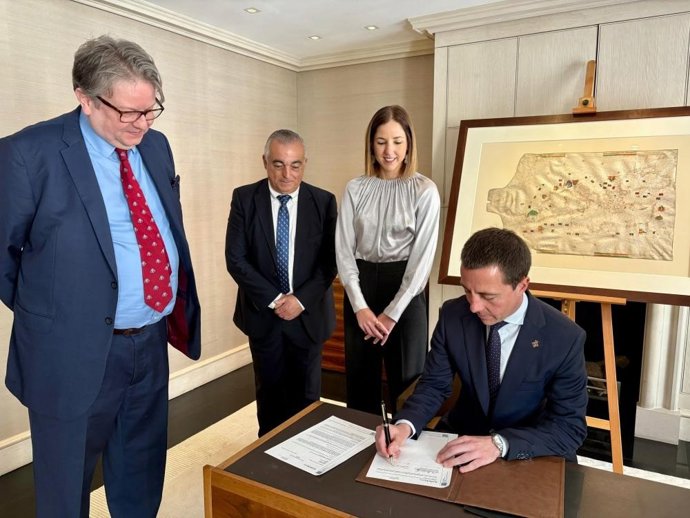El presidente del Consell de Mallorca, Llorenç Galmés, formaliza la compra de una carta náutica del siglo XV.