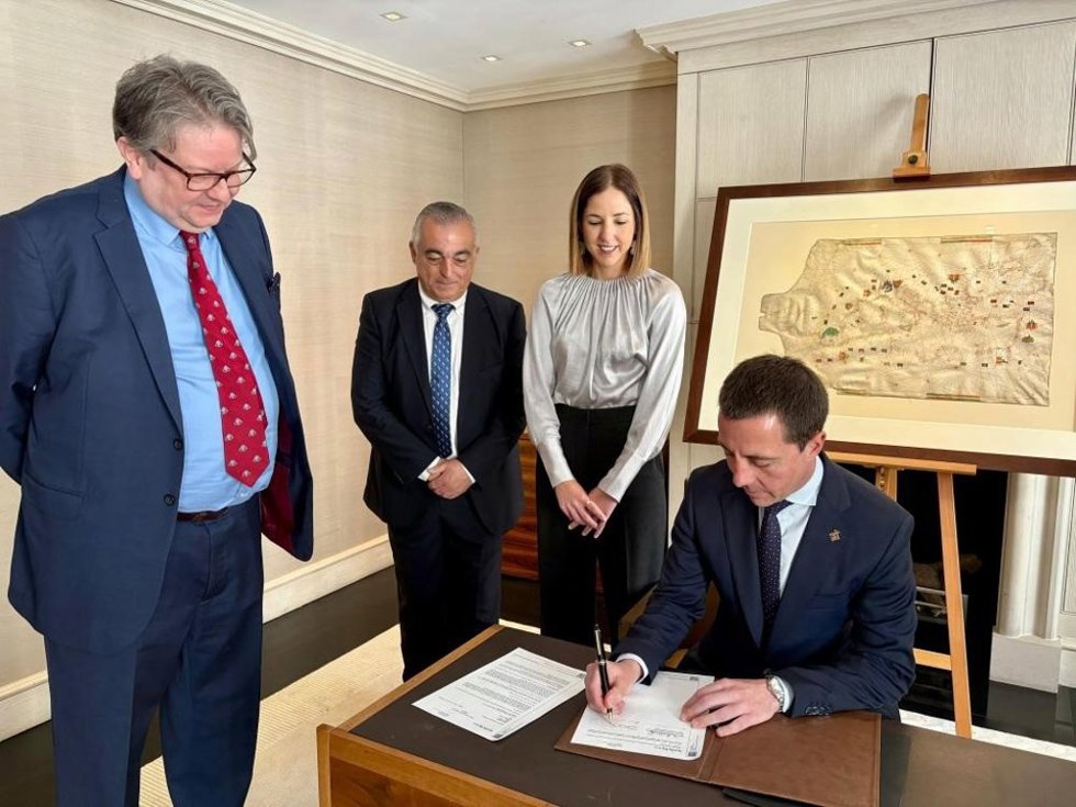 El presidente del Consell de Mallorca, Llorenç Galmés, formaliza la compra de una carta náutica del siglo XV.