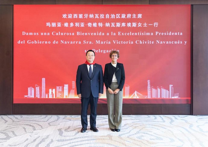 La presidenta Chivite con Chen Yong, vicepresidente de China State Constuction Engineering Corporation (CSCEC).