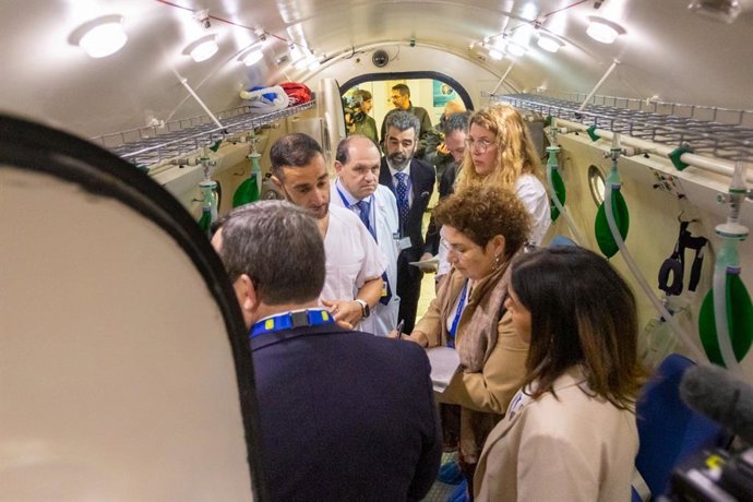 Una delegación de la NASA visita la cámara hiperbárica del Hospital Universitario de Canarias