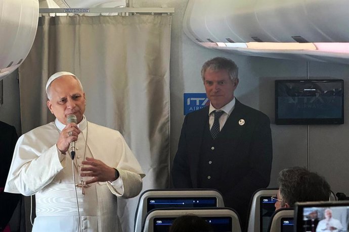 13 de abril de 2026, Argélia, Argel: O Papa Leão XIV (à esquerda) conversa com o porta-voz do Vaticano, Matteo Bruni, e fala com jornalistas a bordo do voo com destino ao Aeroporto Internacional Houari Boumediene, em Argel, no início de uma viagem apostól