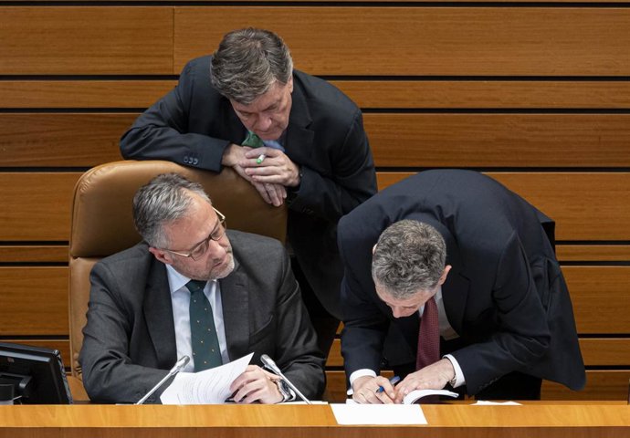 Archivo - El presidente de las Cortes de Castilla y León, Carlos Pollán Fernández (2d), y el secretario general del PP de Castilla y León, Francisco Vázquez (c), durante la sesión de la votación de las enmiendas del PSOE a la Ley de medidas, en la sede de