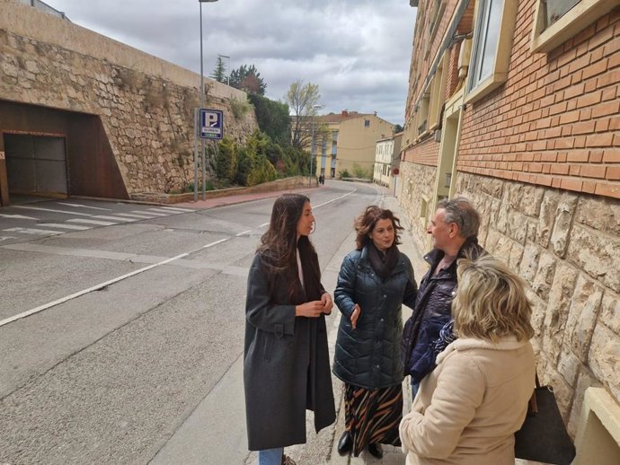 La alcaldesa de Teruel, Emma Buj, recorre la carretera de San Julián, que será reformada.