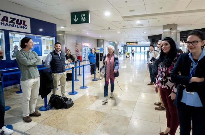 Archivo - Imagen de archivo de pasajeros en un aeropuerto.