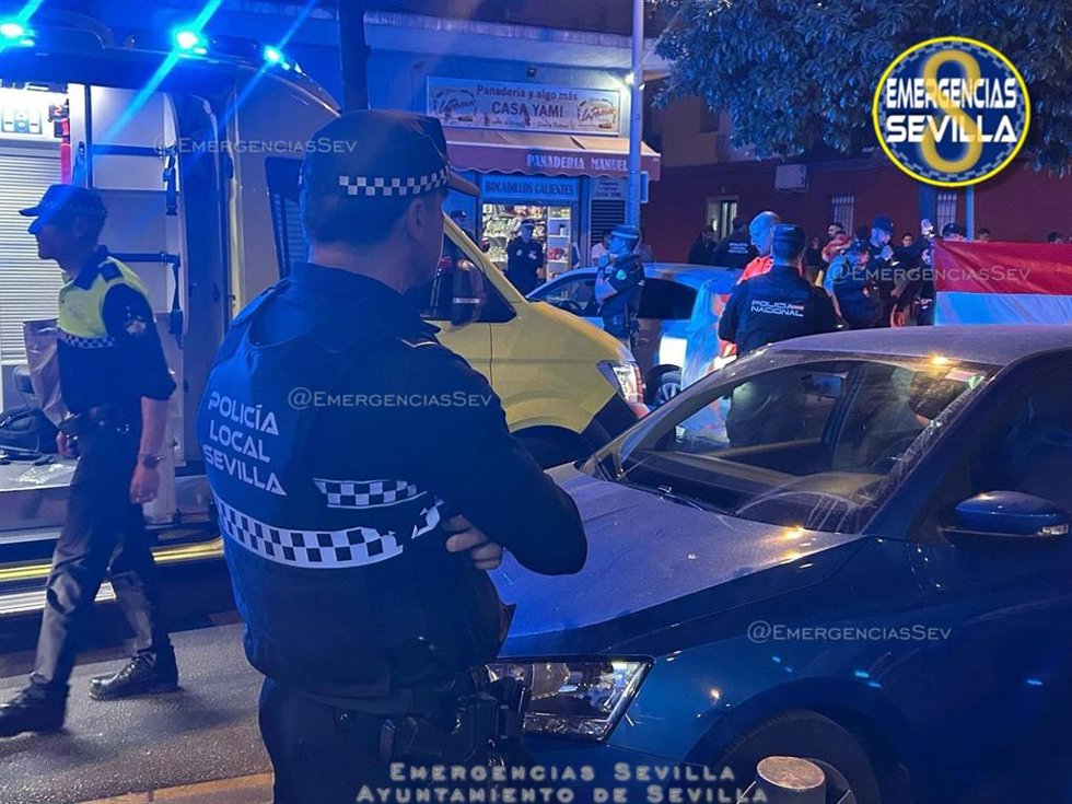 Policías locales de Sevilla en el lugar del atropello a un menor de nueve años