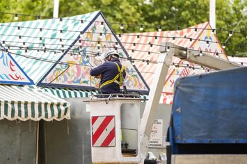 Imágenes del montaje de la Feria de Abril de Sevilla. 