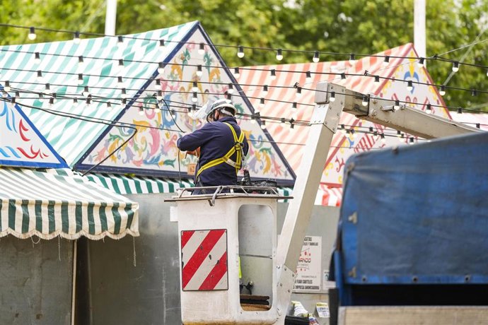 Imágenes del montaje de la Feria de Abril de Sevilla. 