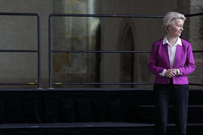 Archivo - La presidenta de la Comisión Europea, Ursula von der Leyen, llega para una foto de grupo con los jefes de Estado y de Gobierno de 44 países en el Castillo de Praga durante la Comunidad Política Europea.