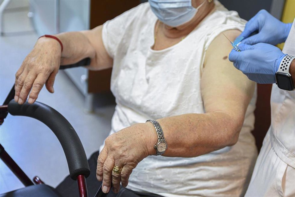 Archivo - Una mujer recibe una dosis de la vacuna contra la gripe. Foto de archivo.
