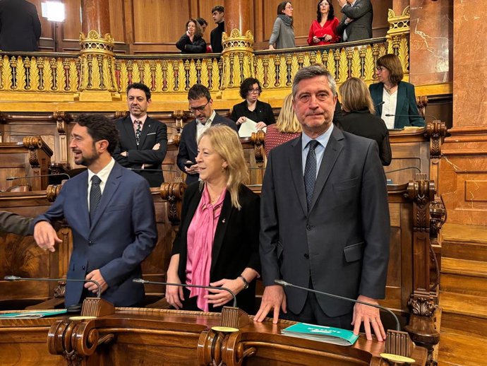 Archivo - Grupo municipal de JuntsXBarcelona, encabezado por su líder Jordi Martí Galbis, en un Pleno del Ayuntamiento de Barcelona.