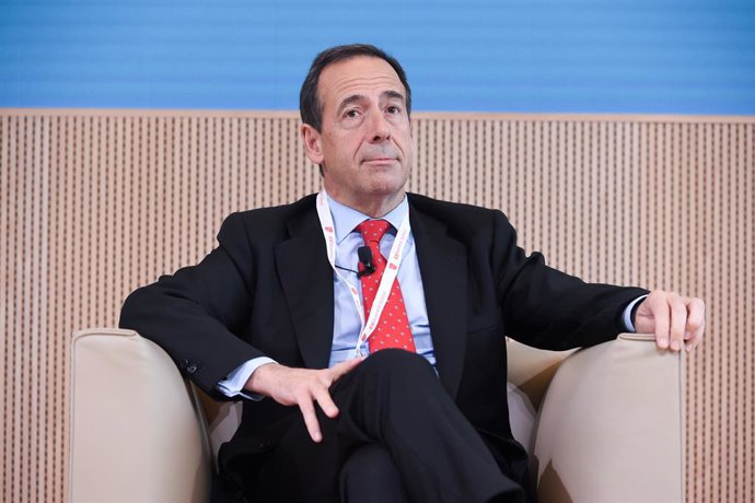 Archivo - El CEO de la Caixa, Gonzalo Gortázar, durante la segunda jornada del 18º encuentro del sector bancario, a 17 de mayo de 2023, en Madrid (España). Durante el debate, se habla sobre el sector bancario, que ha apoyado la iniciativa del Gobierno par
