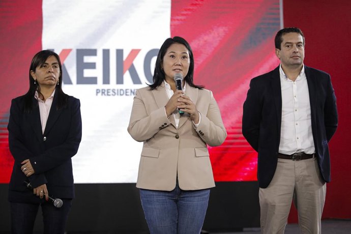 Archivo - 10 June 2021, Peru, Lima: Presidential candidate and leader of the Popular Force party Keiko Fujimori (C) speaks during a press conference at her premises in Surco district. Four days after the presidential election in Peru, the public prosecuto
