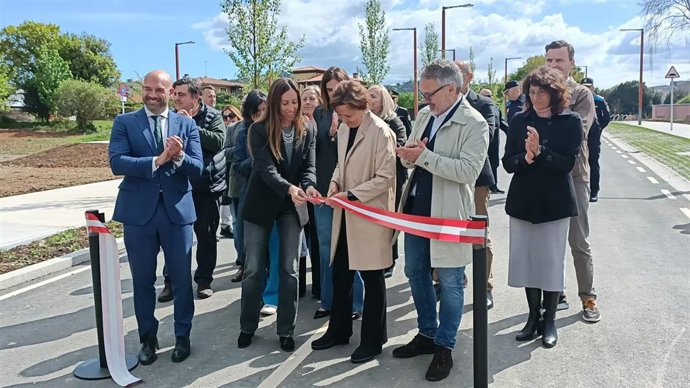 La alcaldesa de Gijón, Carmen Moriyón, corta la cinta inaugural de la ampliación del Parque Científico Tecnológico en La Pecuaria.
