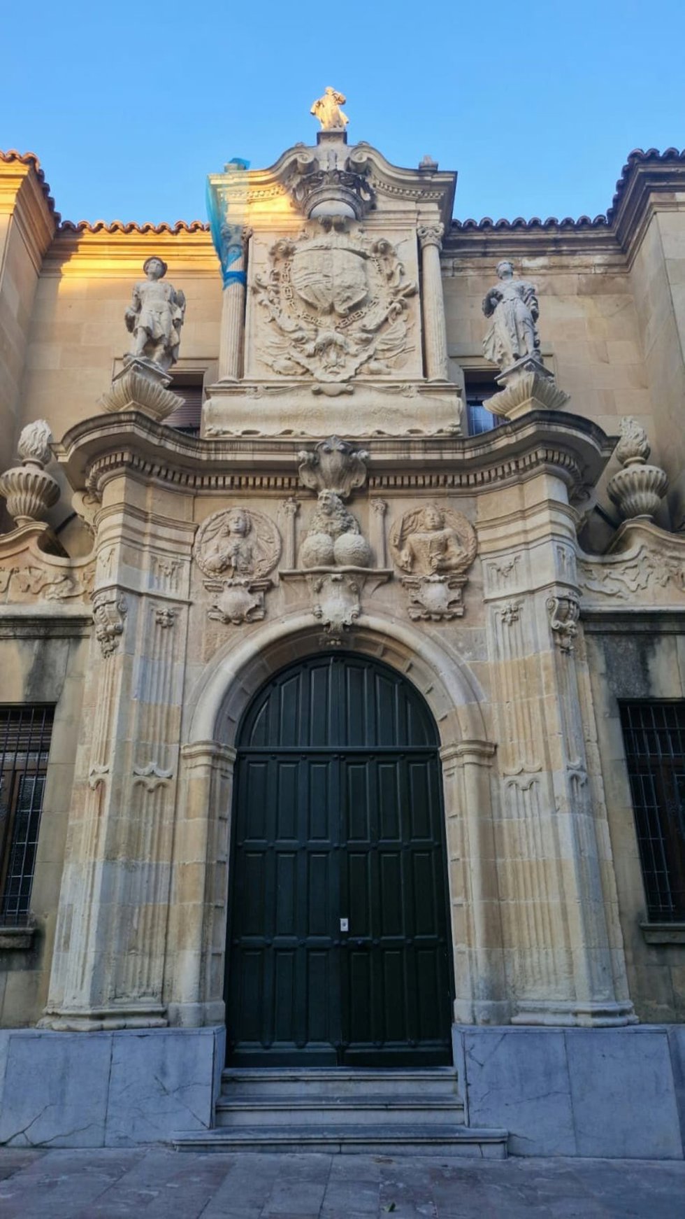 Entrada a la Audiencia Provincial de León.