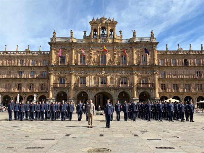 El alcalde de Salamanca, Carlos García Carbayo, y el coronel jefe de la base aérea de Matacán y director del Grupo de Escuelas, José Ignacio Ruiz de Eguilaz Martín, junto a los miembros de las promociones.