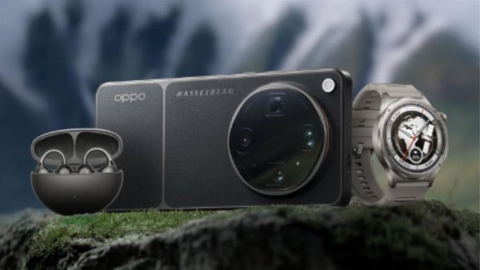 El OPPO Find X9 Ultra, junto al 'smartwatch' X3 y los auriculares Enco Clip2.