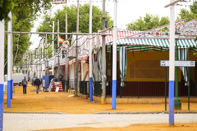 Imágenes del montaje de la Feria de Abril de Sevilla.