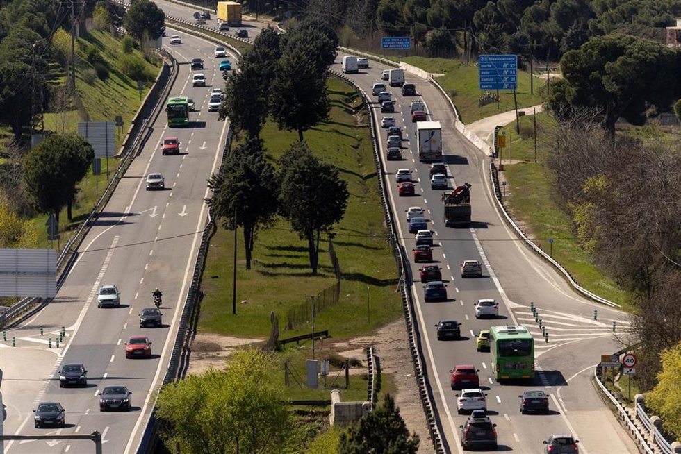 Decenas de vehículos durante la operación salida por las vacaciones de Semana Santa, en la A-5, a 27 de marzo de 2026, en Madrid (España). La Dirección General de Tráfico ha activado un dispositivo especial de regulación, vigilancia y asistencia, ante el 