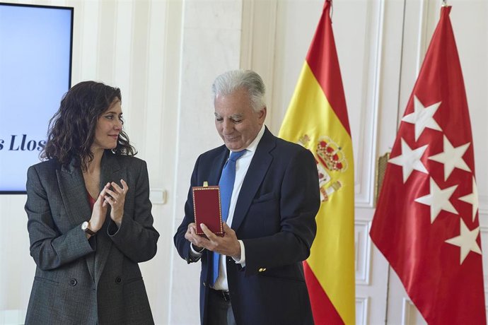 La presidenta de la Comunidad de Madrid, Isabel Díaz Ayuso, entrega la Medalla Internacional de las Artes a título póstumo al hijo de Mario Vargas Llosa